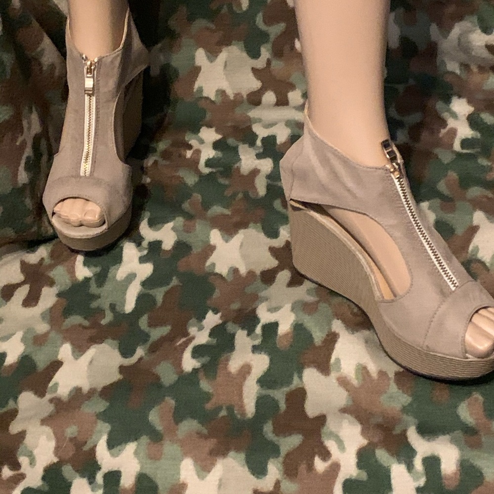 Front zipper wedge sandal